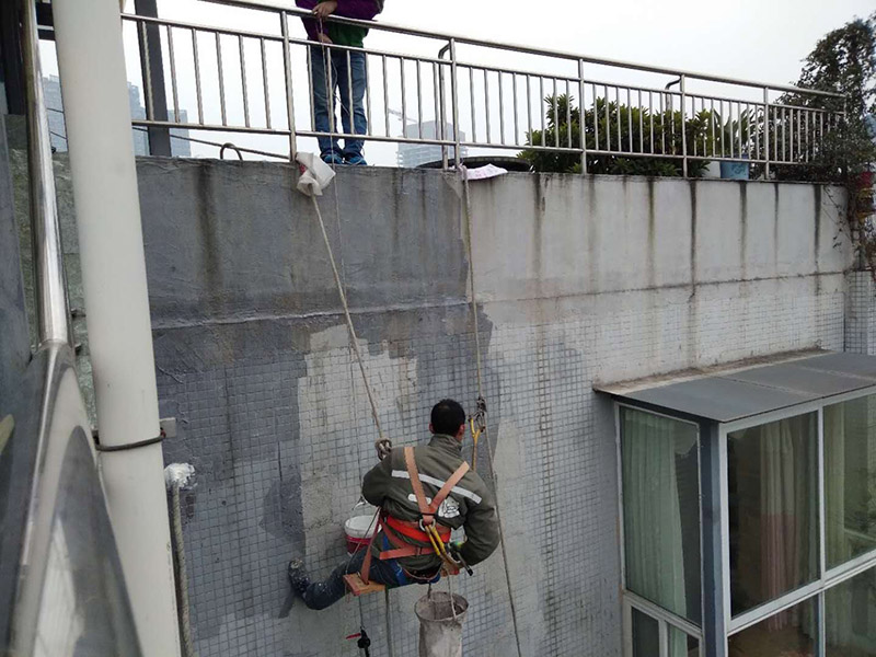 外墻涂刷防水：清理基層，新舊面層必須清理干凈，不得有雜物和灰塵，以免影響粘結強度，涂刷防水涂料時(shí)基層應干燥?；鶎忧謇砉ば蛲瓿芍?，接下來(lái)，清理死角，也就是所謂的陰陽(yáng)角、施工縫、伸縮縫等比較重要的部位進(jìn)行處理，尤其注意的是泄水孔要加強處理，需要涂刷2－3遍防水底層涂料。將攪拌均勻的晨光防水涂料根據現場(chǎng)要涂刷的面積開(kāi)始涂刷，基層涂刷要大于粘卷材的面積，不要超過(guò)三十。刷第二次涂料之前必須要等一次涂料完全凝固后方可再次涂刷，底層涂料次涂刷完畢后約4—8左右。要等第二次涂料完全凝固后方可施工。