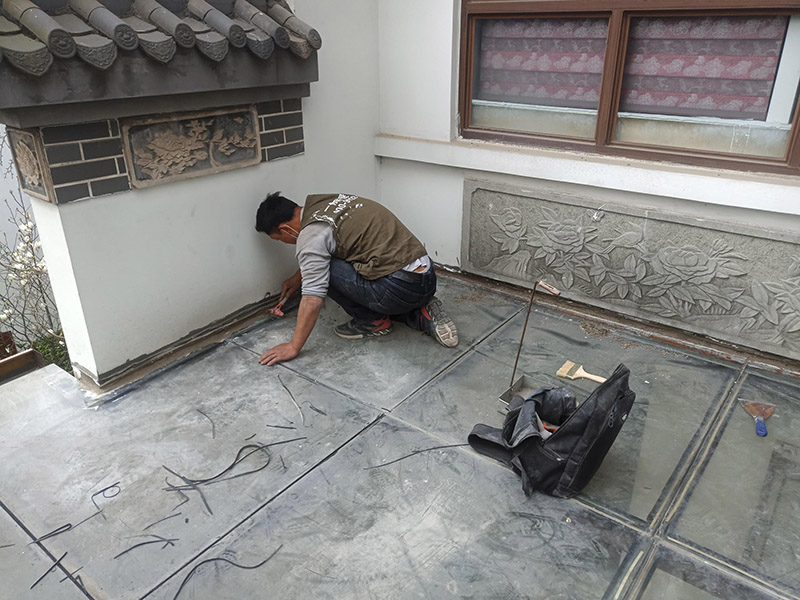 舊防水基層鏟除：1、清除空鼓，用水打濕墻面白粉層后鏟掉墻皮。裝修正式開(kāi)始前，建議用切割機根據空鼓大小進(jìn)行切割清除，除去日后裂縫隱患。 2、清除浮灰，用界面劑輥刷墻面。用粗毛鋼刷去除墻面浮塵，然后整個(gè)墻面用界面劑輥刷一遍，或者用界面劑拉毛處理，增強封固層和找平層之間的附著(zhù)力。在界面劑的選擇上，建議使用質(zhì)量稍微好一些的“界面處理劑”，市場(chǎng)上一般有分為高分子乳液性界面劑、水溶性高分子界面劑、淀粉類(lèi)界面劑等。