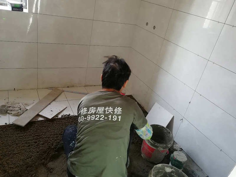 浴室墻磚地磚鋪貼：在鋪貼瓷磚前，我們要先把還沒(méi)涂抹水泥的地磚鋪在地上，并敲平，然后在地磚上涂滿(mǎn)水泥，鋪在地面，鋪地磚的過(guò)程中要對齊四塊磚的對角位置。   另外，在鋪貼瓷磚時(shí)也要講究鋪貼順序，在鋪地磚時(shí)應從內向外貼，有坡度或地漏的地方，要注意排水方向找坡，而墻面磚應從下往上貼，底層的瓷磚要最后貼，這樣鋪貼出來(lái)才美觀(guān)，我們鋪完地磚后還要壓地磚。