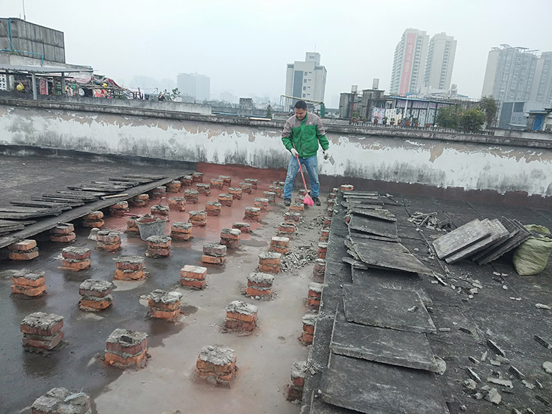 屋面防水施工：涂膜防水層依附于基層，基層質(zhì)量好壞，直接影響防水涂膜的質(zhì)量。因而在涂膜施工前，應對基層進(jìn)行認真的檢查和必要的處理，使之達到涂膜施工的要求。涂料的涂布應采取“先高后低、先遠后近、先立面后平面”的施工順序。同一屋面上先涂布排水比較集中的水落口、天溝、檐口等節點(diǎn)部位，再進(jìn)行大面積的涂布。用滾刷或毛刷均勻地涂刷多遍，直到達到規定的涂膜厚度要求，不得漏底，待涂層干固后，才能進(jìn)行下一道工序。當多遍涂布時(shí)，每遍涂刷方向應與上一遍方向相垂直。