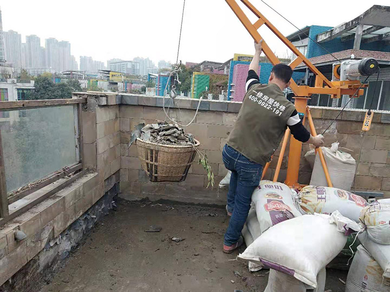 屋頂機器運建渣：建筑垃圾破碎過(guò)程通常包括建筑垃圾篩選操作，并且破碎部分的總和構成破碎的變臉流程。在粉碎過(guò)程中，通常使用兩個(gè)或三個(gè)破碎階段。兩級破碎過(guò)程分為兩部分：開(kāi)放式和封閉式。建筑垃圾處理設備產(chǎn)品的破碎粒度應符合用戶(hù)要求，同時(shí)滿(mǎn)足要求，確保機器內部的正常運行不受影響。在建筑垃圾處理生產(chǎn)過(guò)程中，根據垃圾處理的類(lèi)型和破碎粒度，破碎階段是更重要的階段。在毀壞建筑垃圾處理設備的過(guò)程中，一般來(lái)說(shuō)，建筑垃圾破碎機的破碎是由初級破碎引起的。在破碎過(guò)程的兩個(gè)階段中，大量的垃圾處理使用閉路過(guò)程來(lái)工作。