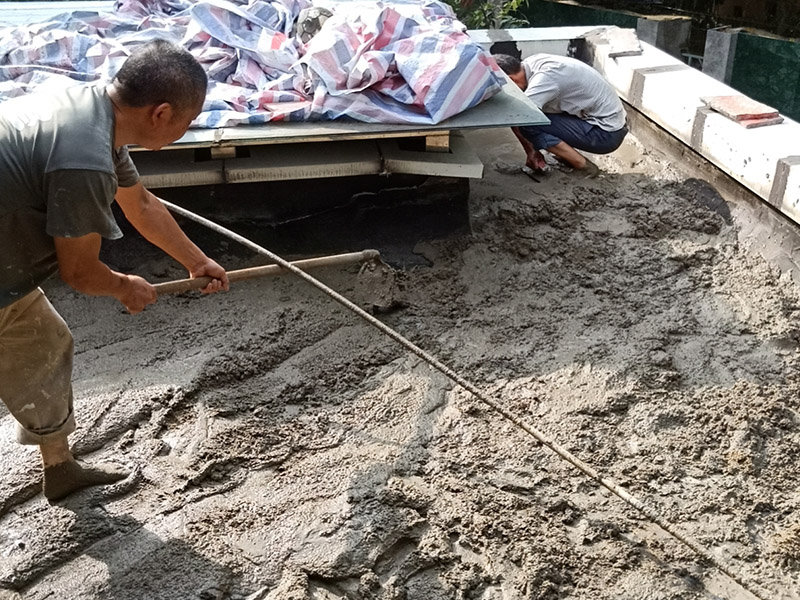 屋頂水泥找平案例：清掃鏟除基層板面的灰疙瘩;沖洗掃刷干凈；拉坡度排水線(xiàn)，做好標準坍餅，按規定立好分格(分隔縫木條必須浸濕，也可用塑料條)。在板面刷1：4：10的107膠：水：水泥的水泥漿一度。嚴格按規定配合比計量攪拌砂漿，砂漿要隨拌隨用，拌好的砂漿必須在3h內用完。施工順序：有高低層的要先粉高層后粉低層，在同一平面要先粉遠的，后粉近的。，一個(gè)分倉內的砂漿要一次鋪足，不準留施工縫，用長(cháng)括尺刮平拍實(shí)，收水后壓實(shí)抹平。分二次抹壓，表面無(wú)凹凸不平的溝縫、洼坑、麻面和剝離，要保持分格縫周邊的平整。隔12h后充分濕養護，養護一般不小于7d，冬期要做好保暖防凍工作，最好在終凝時(shí)噴灑養護液。