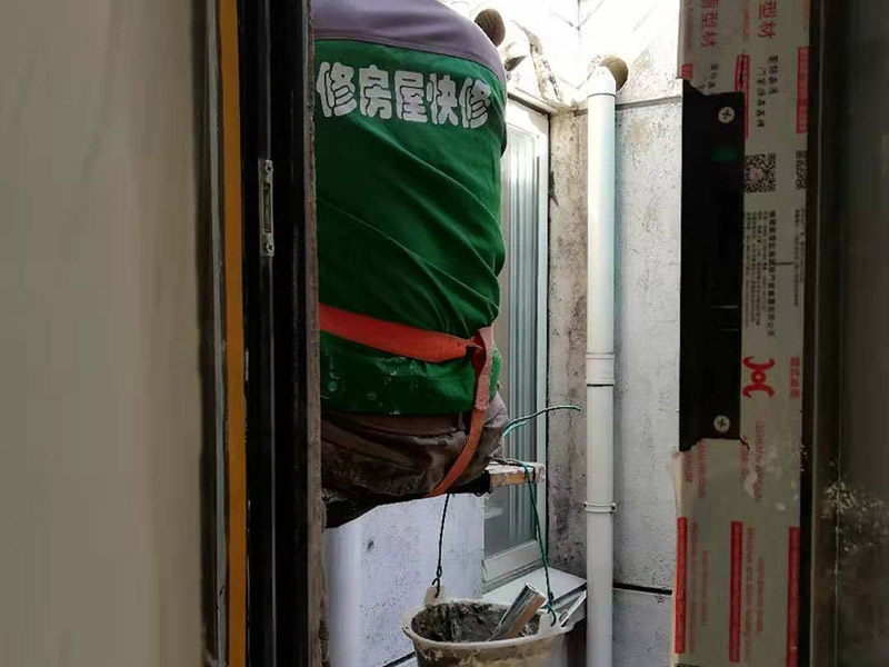 外墻刷防水維修：窗框與墻體接縫防水密封，先后采用泡沫填縫劑和密封材料進(jìn)行施工。泡沫填縫劑為單組份聚氨酯發(fā)泡填縫材料。密封材料為單組份密封填充防水密封膠。外墻面洞和較大裂縫防水密封前用噴水槍等工具將待治理的外墻面、伸縮縫、窗框等部位清理干凈，使施工的外墻面及縫、孔、洞部位達到無(wú)油、無(wú)塵土、無(wú)水泥松散顆粒等雜物。待其干燥后，將孔、洞、縫用防水密封材料嵌填密實(shí)，并達到與原顏色一致，再用快速堵漏靈和透明防水膠膜進(jìn)行精心施工。