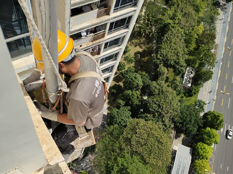 外墻高空作業(yè)：高空作業(yè)需要知道的小知識：高于地面2米以上(含2米)，且為懸空的高度作業(yè)是為高空作業(yè)。 安全措施需要注意這些點(diǎn)：高空作業(yè)人員必須正確佩帶安全帽，必須系好安全帶，并掛在牢固處(高掛低用)。高空作業(yè)嚴禁上下拋物，小型工具、配件用工具包盛裝或使用吊籃吊裝。檢查腳手架的扣件是否完好、螺栓是否擰緊;必須佩帶安全帶并掛牢(可拴在護欄上)。