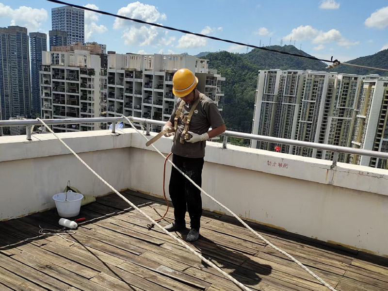 外墻高空作業(yè)：高空作業(yè)需要知道的小知識：高于地面2米以上(含2米)，且為懸空的高度作業(yè)是為高空作業(yè)。 安全措施需要注意這些點(diǎn)：高空作業(yè)人員必須正確佩帶安全帽，必須系好安全帶，并掛在牢固處(高掛低用)。高空作業(yè)嚴禁上下拋物，小型工具、配件用工具包盛裝或使用吊籃吊裝。檢查腳手架的扣件是否完好、螺栓是否擰緊;必須佩帶安全帶并掛牢(可拴在護欄上)。