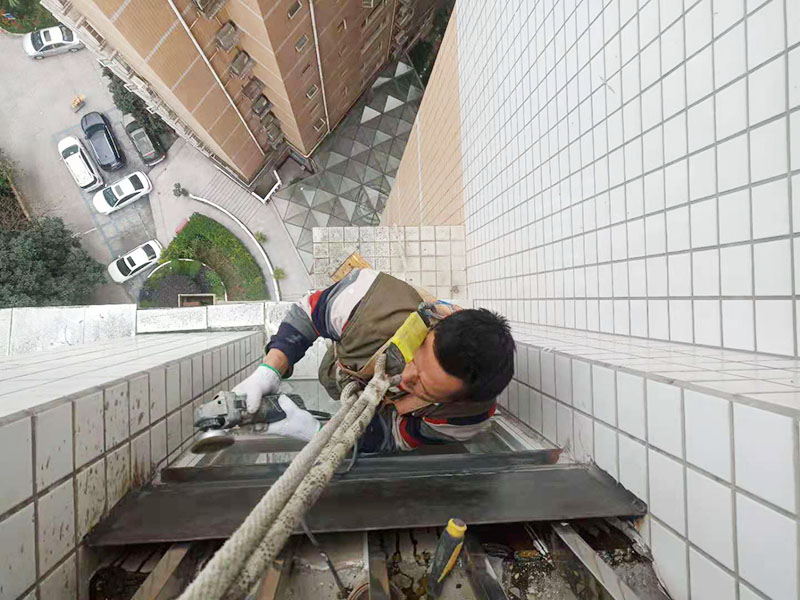 高空外墻玻璃重新打膠